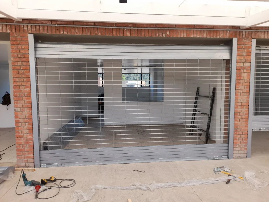 Fabricación de puertas comerciales en San Luis de Gaseño